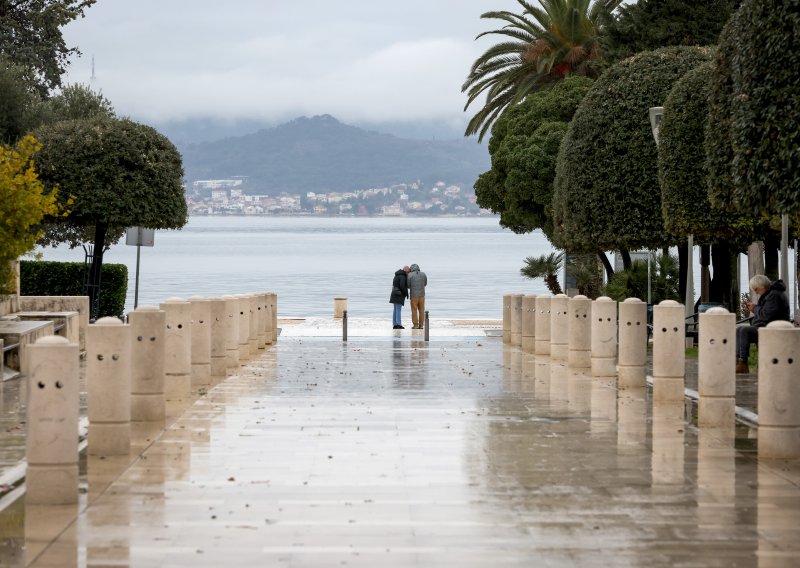 Pretežno oblačan dan, u Dalmaciji kiša. HAK upozorava na skliske kolnike