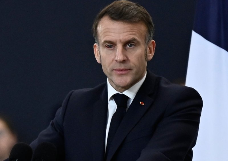 Poznati kirurg o krvavom Macronovom oku: To može biti uzrokovano i udarcem