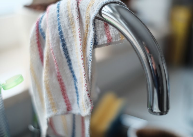 Zašto nikada ne biste smjeli vlažnu kuhinjsku krpu stavljati preko slavine