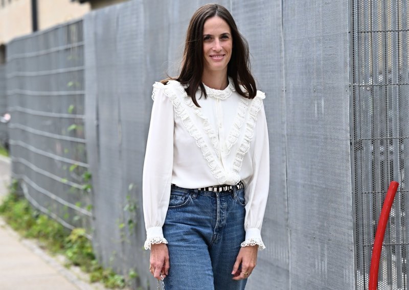 Nakon suknje sad nosimo i 'bakine' traperice: Žene ih obožavaju jer su udobne i laskaju figuri