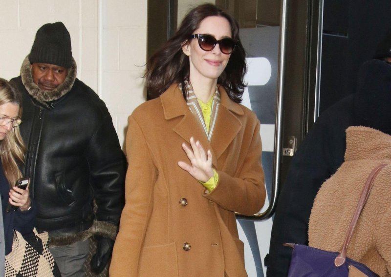 Jedan kaput, bezbrojne kombinacije: Zgodna brineta zna zašto je to najbolja investicija