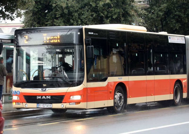 Divljaštvo u riječkom autobusu: Učenici trgali sjedala i bacali ih kroz prozor