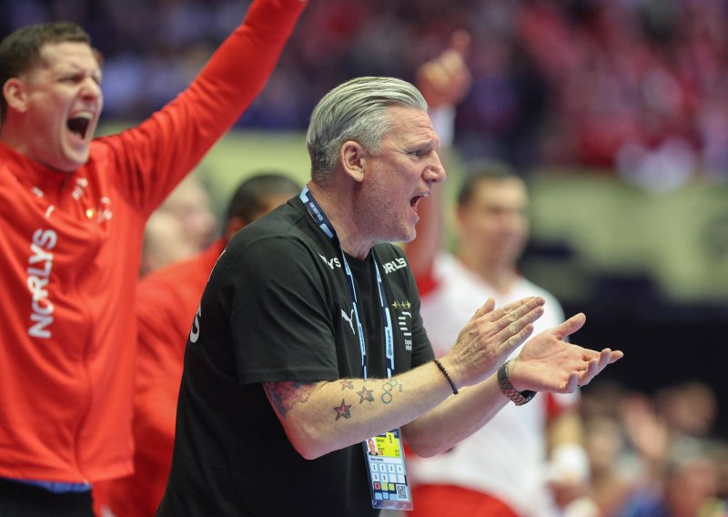 Danci u euforiji nakon rušenja Francuza: 'Oprostite na izrazu, ali...'