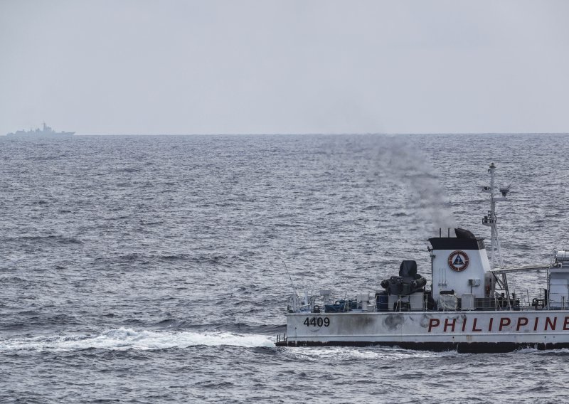 Kineska obalna straža spasila filipinsku posadu u Južnom kineskom moru