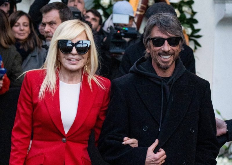 Kada moda govori više od riječi: Donatella Versace odala dirljivu počast Valentinu