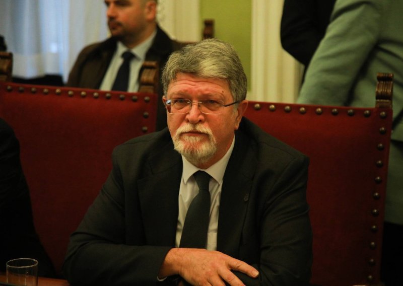 [VIDEO] Novinara Vučićevog medija osiguranje pustilo gdje nije smjelo, on provocirao Piculu