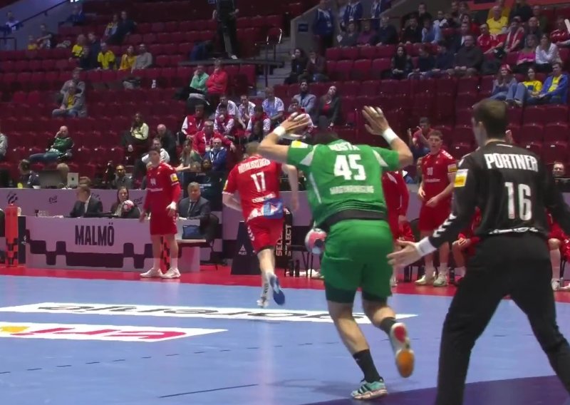 Jeste li ikad vidjeli nešto slično? Bizarna situacija na utakmici u skupini u kojoj je i Hrvatska