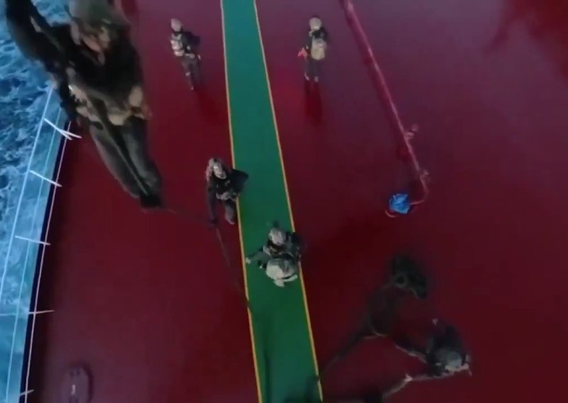 [VIDEO] Objavljena snimka: Francuski specijalci banuli na ruski 'tanker u sjeni'