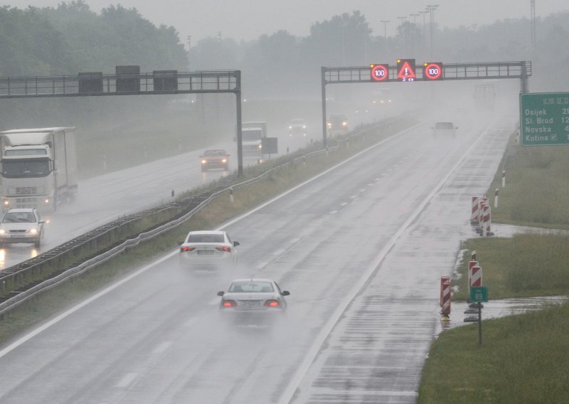 Pazite, kolnici su u dijelovima zemlje mokri i skliski, moguća poledica