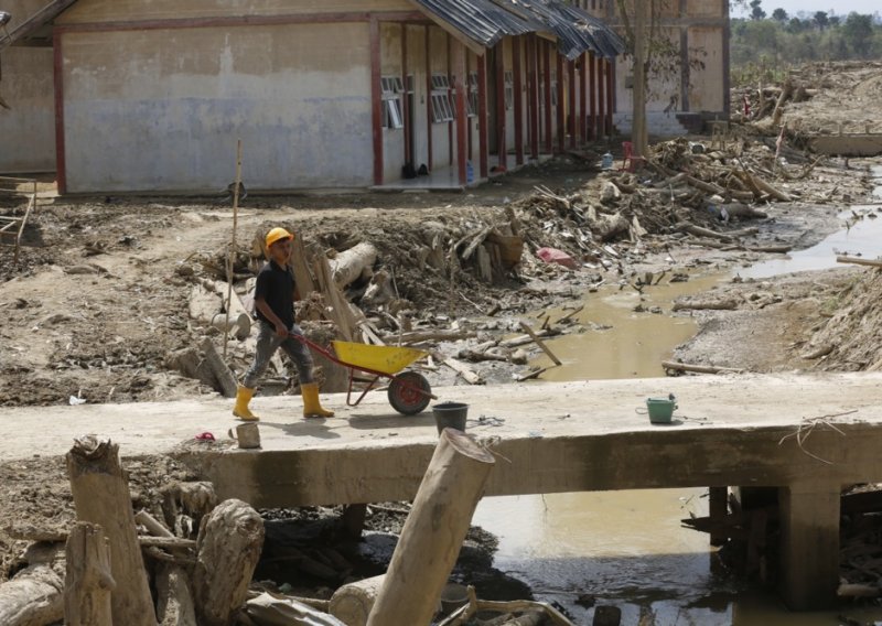 Klizište zatrpalo kuće u Indoneziji, najmanje sedmero poginulo