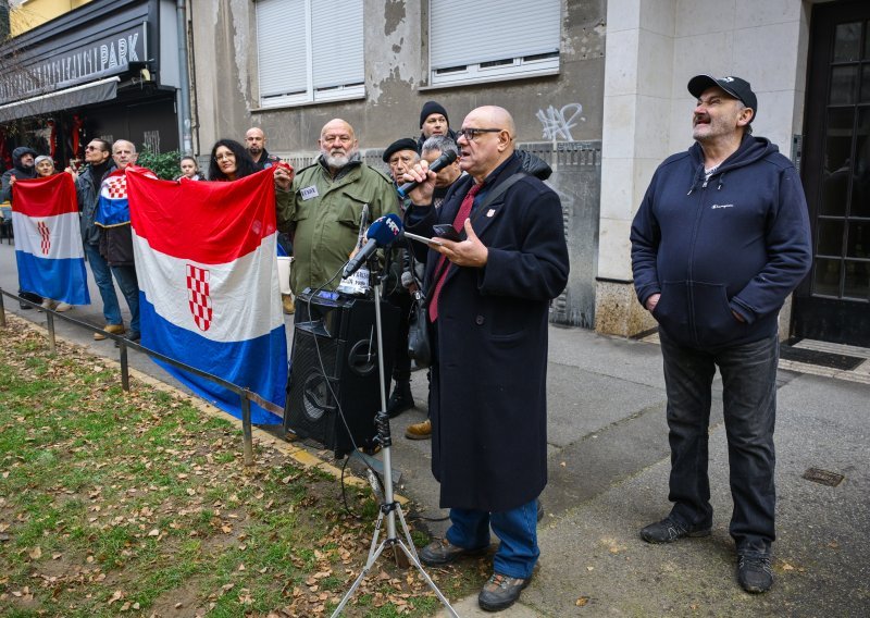 Desničari ispred stana Mrak-Taritaš, puštali Thompsona, pa dobili kantu vode