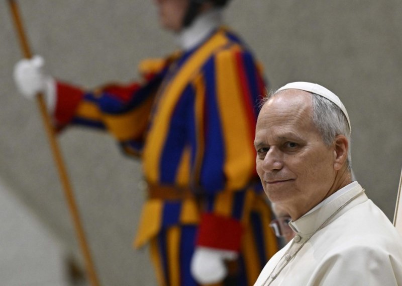 Papa Lav zabrinut zbog umjetne inteligencije: 'Iza goleme sile stoji nekoliko tvrtki'