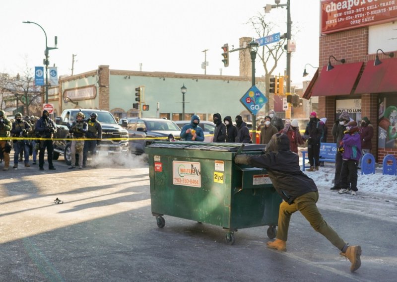 Žestoki prosvjedi i osude: Cure detalji pucnjave u kojoj su imigracijski agenti ubili muškarca