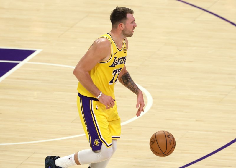 Dončić se sa stilom vratio u Dallas: Sjajnom utakmicom vodio Lakerse do pobjede
