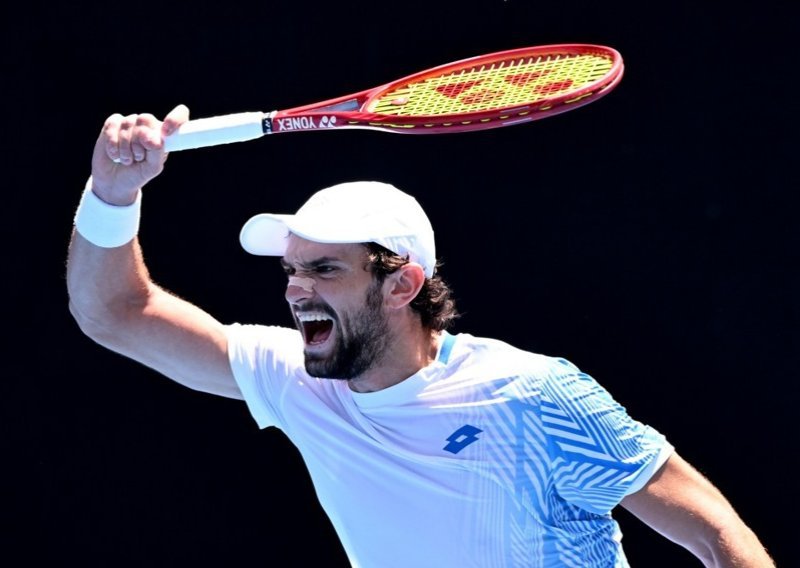 Ovo je najluđi udarac u povijesti tenisa! Pogledajte potez koji prkosi zakonima fizike