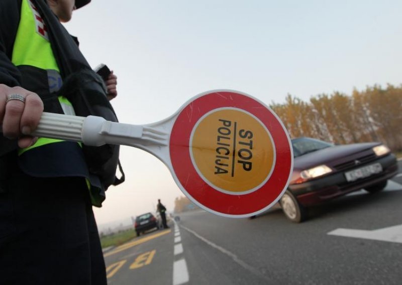 MUP ne zna tko su putnici iz terenca koji je pokušao izgurati policijski auto s ceste