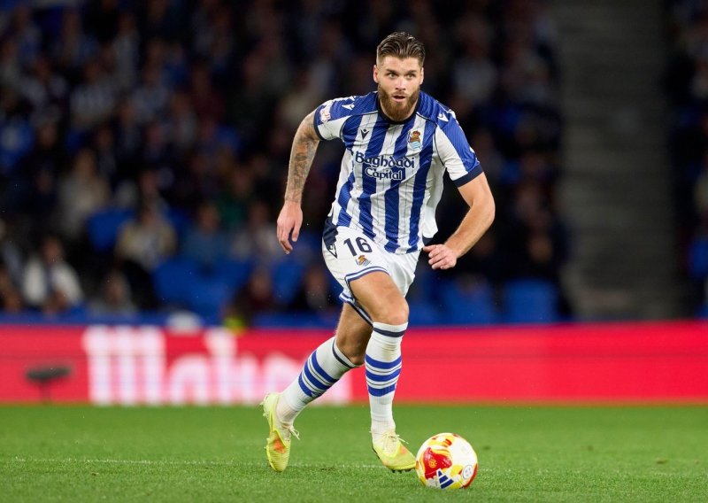 Duje Ćaleta-Car dobio žuti, ali onda se uključio VAR i....