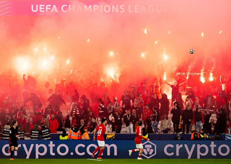 'Braćo mesari, izdržite': Uhićenim navijačima Hajduka transparentom podršku dali navijači Benfice