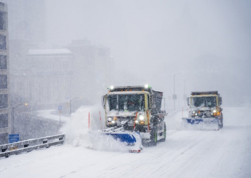 Žestoka zimska oluja usmrtila najmanje sedmero ljudi u SAD-u, 800.000 ljudi je bez struje