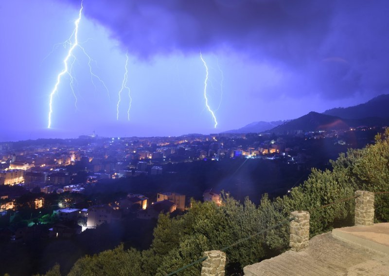 Nekim dijelovima prijete obilni pljuskovi s grmljavinom: Jugo jača do olujnih udara