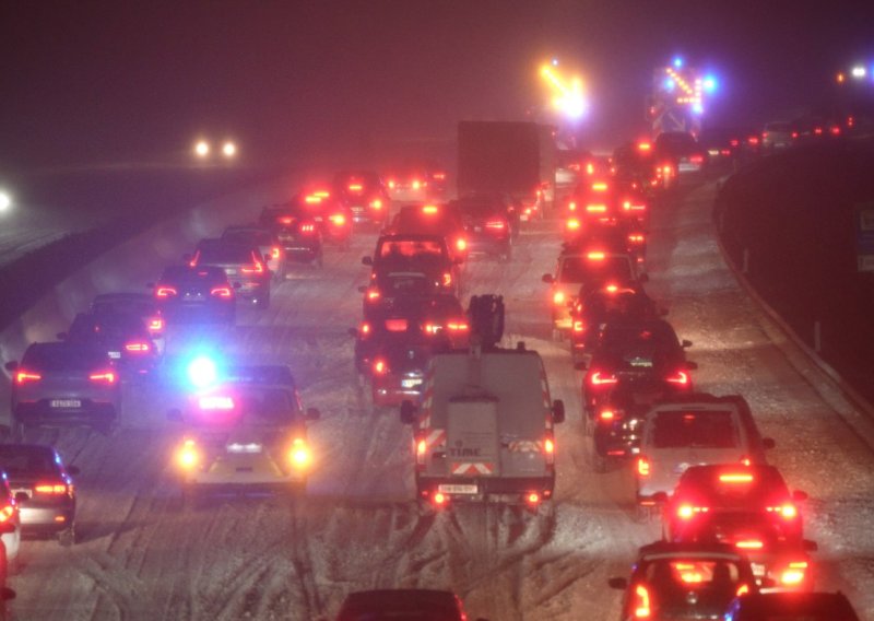 Kaos na njemačkim cestama: Zbog snijega i leda sve vrvi nesrećama, kasne vlakovi