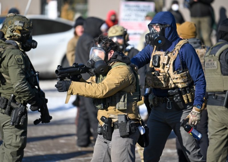 Suspendirani agenti koji su ustrijelili Alexa Prettija: Kongresnica napadnuta jabučnim octom