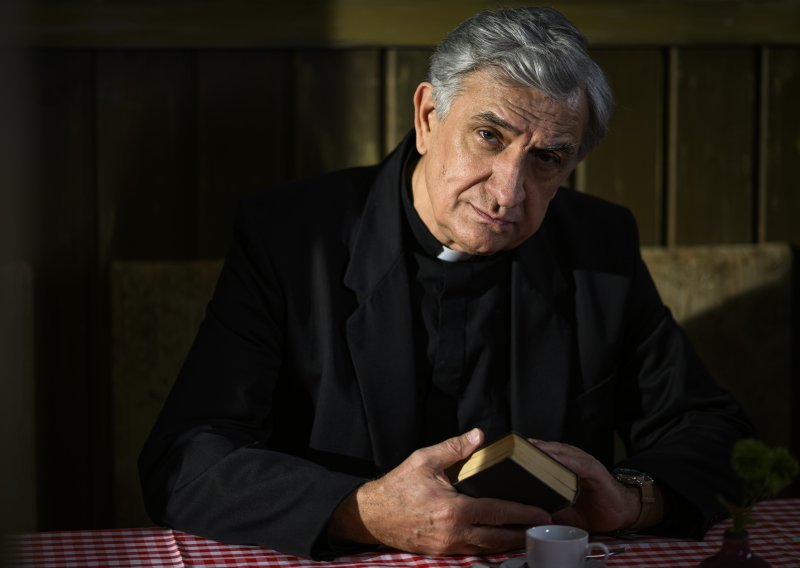 Kralj sapunica ponovno u akciji: Sjećamo ga se iz kultnih serija, a sada je u 'Divljim pčelama'