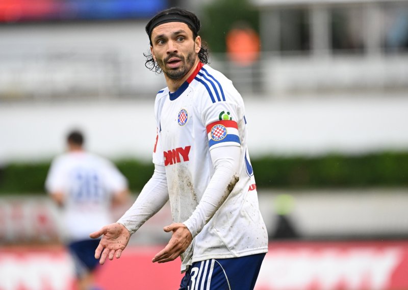 Pogledajte kako je Krovinović pao na pločicama pod poluvremenom utakmice s Istrom