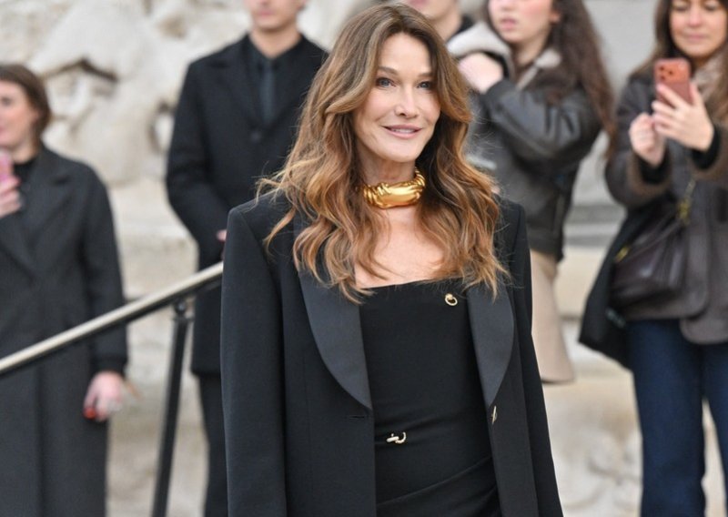Ma tko bi joj dao 58 godina: Carla Bruni ovim je detaljem nadmašila sve na crvenom tepihu