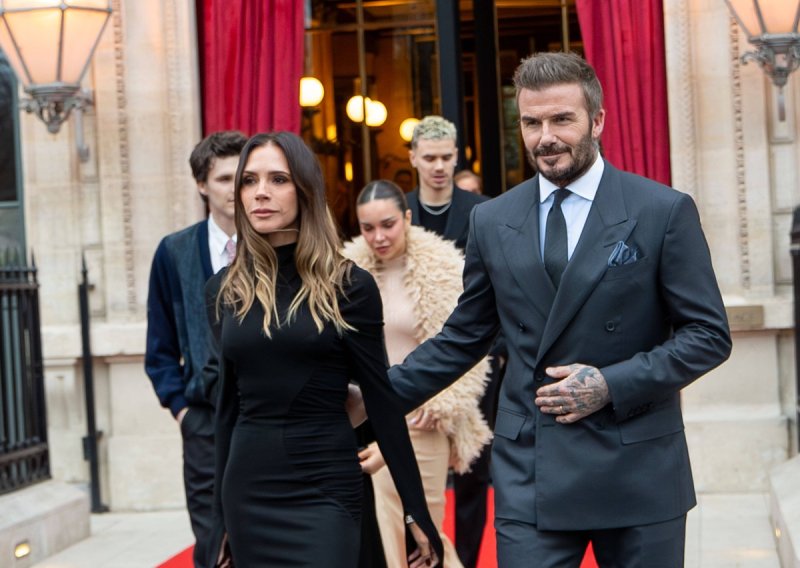 Modni trijumf u sjeni optužbi: Victoria Beckham primila odlikovanje u besprijekornom izdanju
