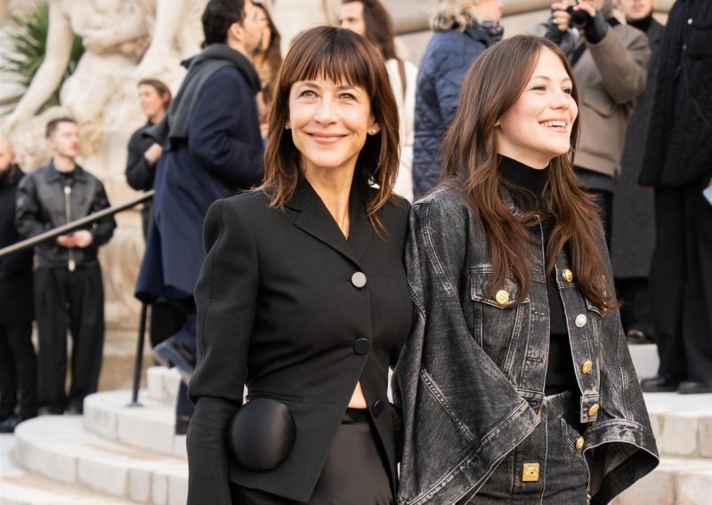 Bondova djevojka izazvala senzaciju s kćeri koja je njezina slika i prilika