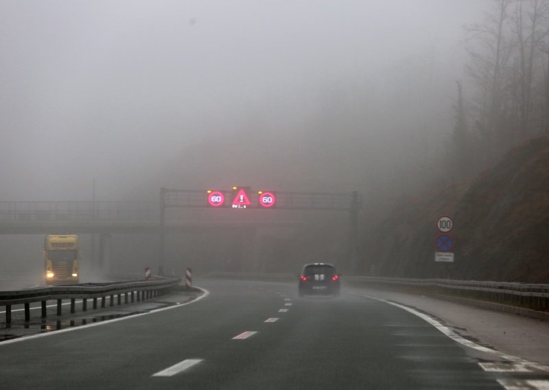 Oprez, kolnici su mokri i skliski, problem stvara i magla