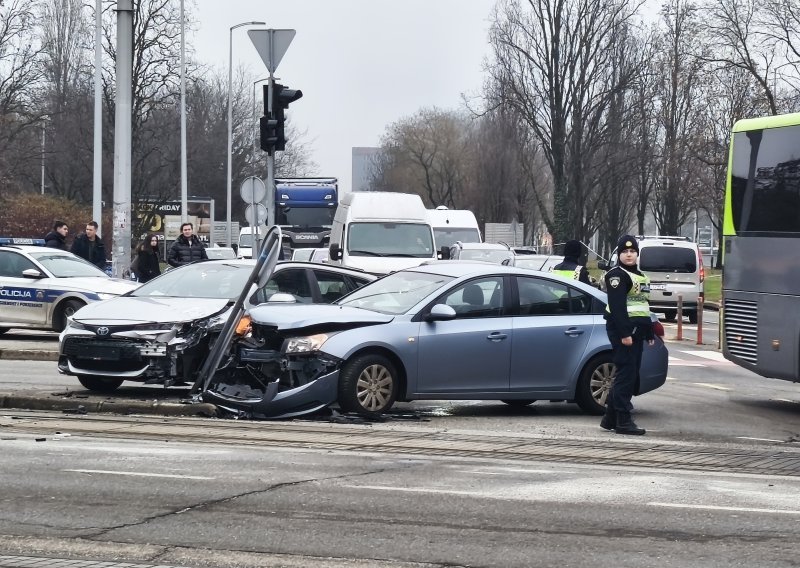 Opet prometna kod Vjesnika: U sudaru oštećen i prometni znak