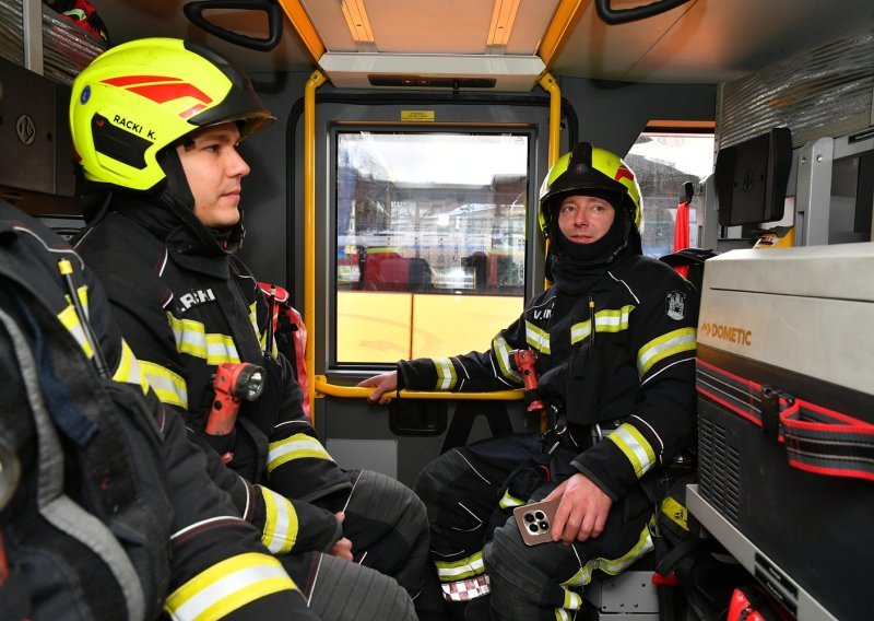 Titan otpornost za istinske heroje: vatrogasci u kampanji za novu REDMI Note 15 seriju