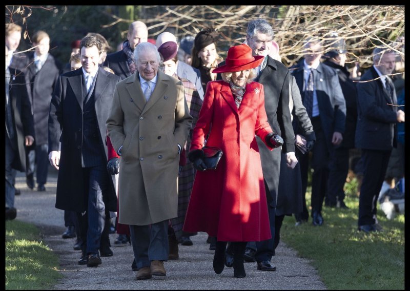 Isplivala neviđena snimka koja otkriva kakav je zapravo odnos kralja s Georgeom i Louisom