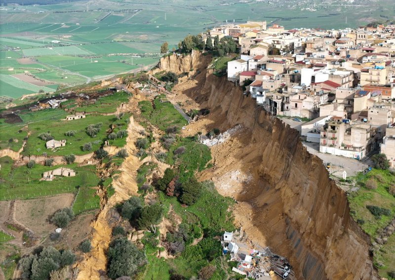 [VIDEO] Drama u Italiji: Klizište guta grad na Siciliji, evakuirano više od 1000 ljudi