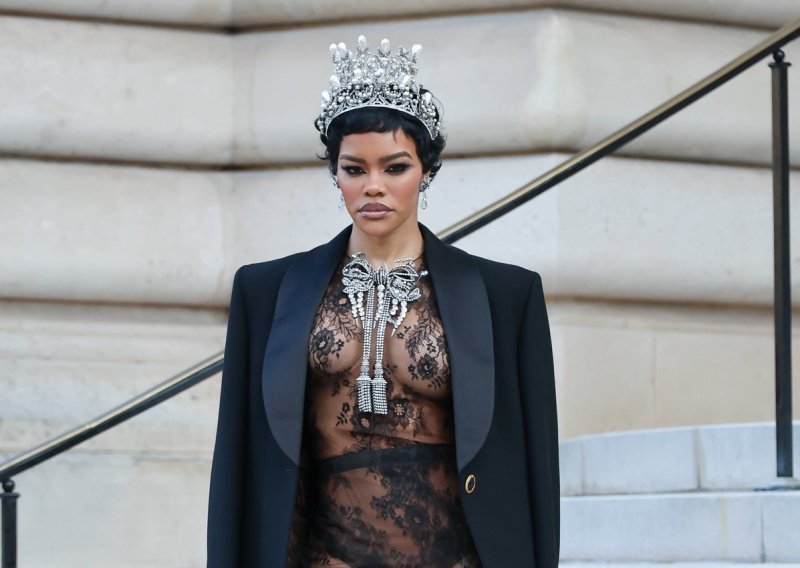 Zbog 'gole' haljine svi su se okretali za njom, no prava senzacija bio je nakit vrijedan divljenja