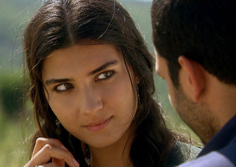 Od serije 'Asi' do danas: Ovako izgleda omiljena turska glumica čiji su život obilježili skandali