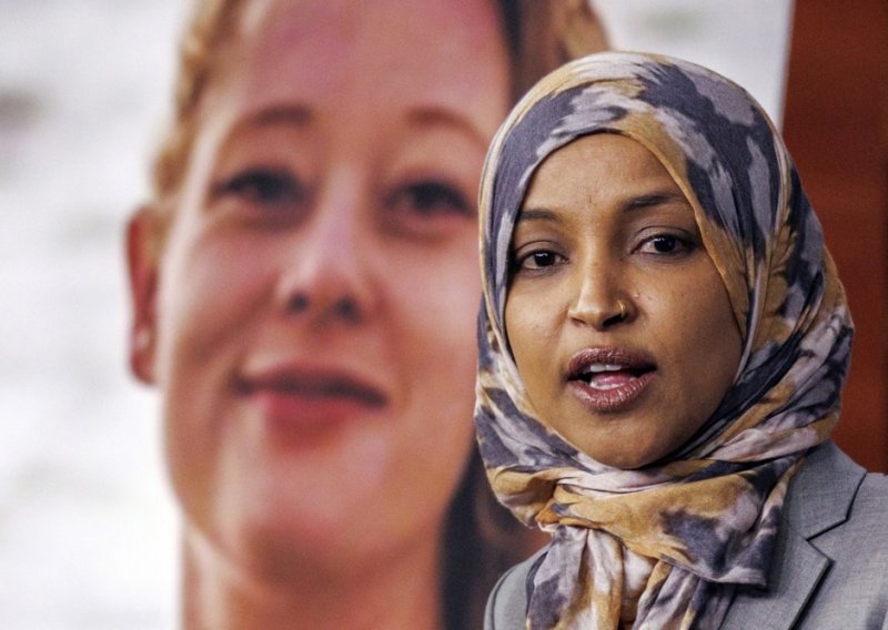 Kongresnica koju Trump mrzi napadnuta kemijskom tekućinom tijekom govora: Širi se snimka