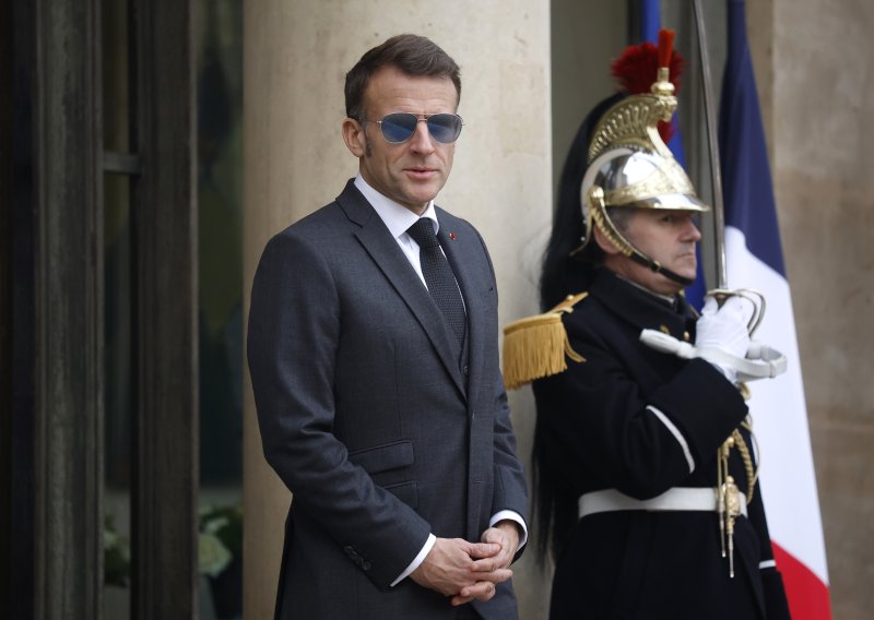 Svi žele naočale Emmanuela Macrona: Model koji je nosio srušio web stranicu brenda