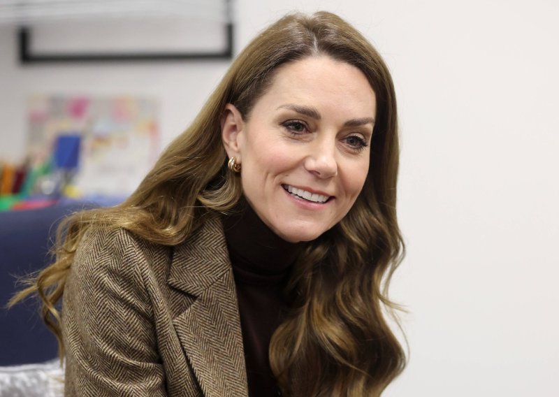 Kate Middleton izgleda kao milijun eura u 'djedovom' sakou