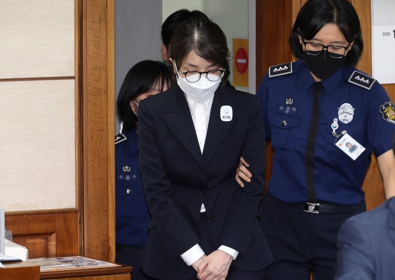 Red skandala, red Chanelovih torbica: Bivša prva dama Južne Koreje ide u zatvor