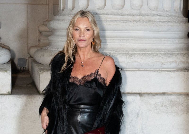 Kožna suknja s opasnim prorezom nikad nije izgledala ovako dobro, a jedan detalj 'smirio' je cijelu priču