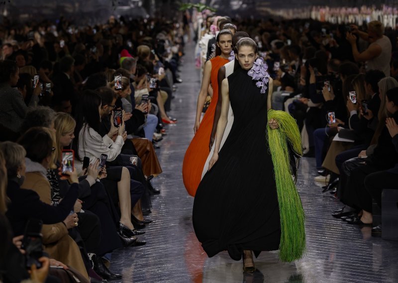 Nije glumica ni model, ali ova gospođa na Diorovoj reviji ukrala je svu pozornost