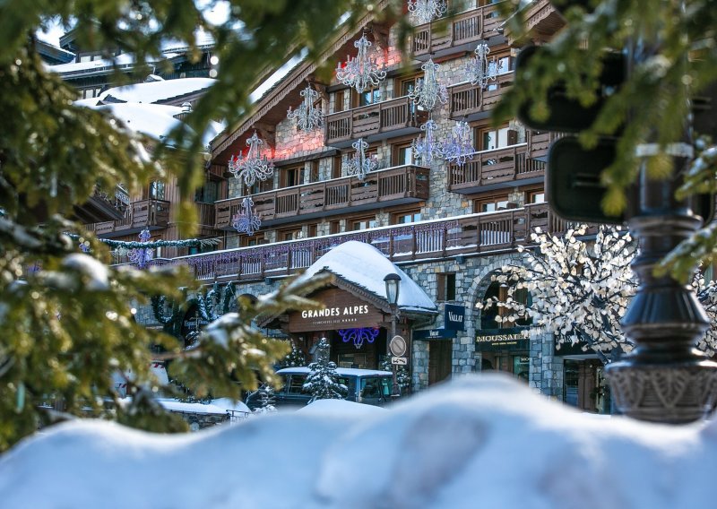 Požar zahvatio luksuzni hotel u francuskim alpama, evakuirano preko 90 ljudi