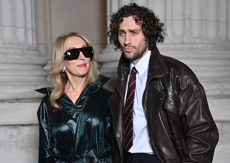 Ona ima 58, on 35, a u Parizu je zasjenila sve: Pogledajte samo tu haljinu