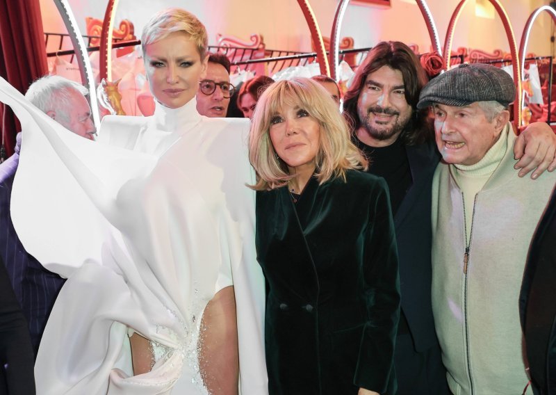 Zadivila u netipičnom looku: Brigitte Macron magnet je za poglede u zelenom baršunu