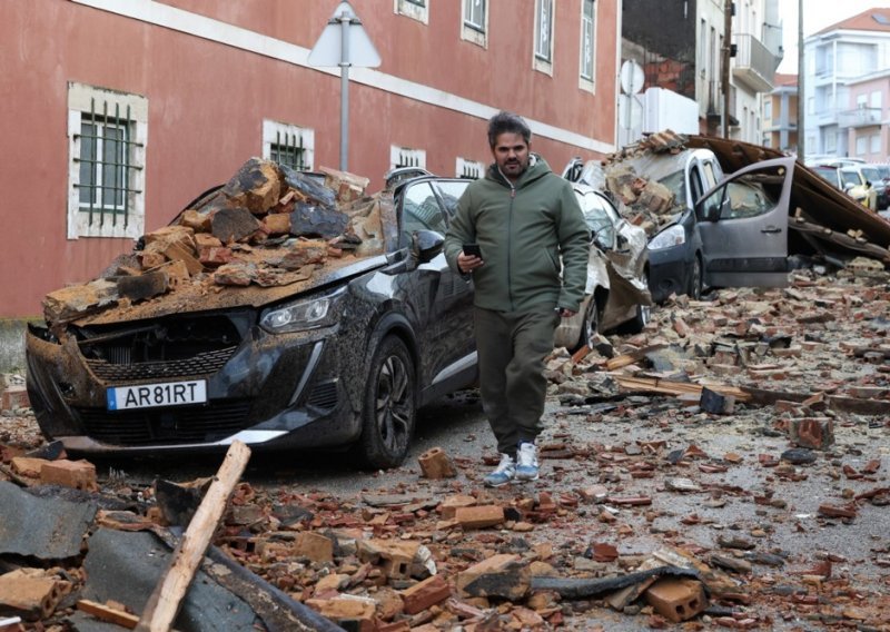 Najmanje jedna osoba poginula u oluji u Portugalu: 800 tisuća ljudi bez struje