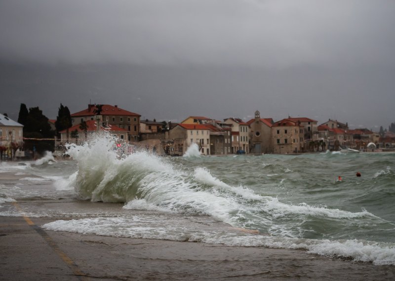 Jugo dalje stvara probleme u prometu: U prekidu trajektne i katamaranske linije