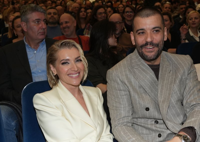 Ne kriju koliko su zaljubljeni: Anđelka blistala na premijeri, a onda je pao poljubac